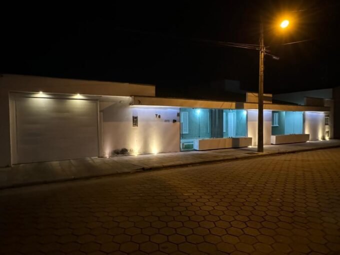 Imóvel amplo com 317m² de área construída em terreno de 593m²